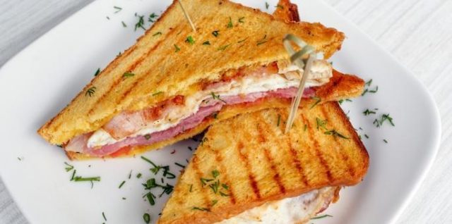 طريقة عمل التوست المشوي بالبيض واللانشون