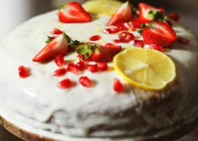 طريقة عمل كيك الفراولة بفروستينج الليمون