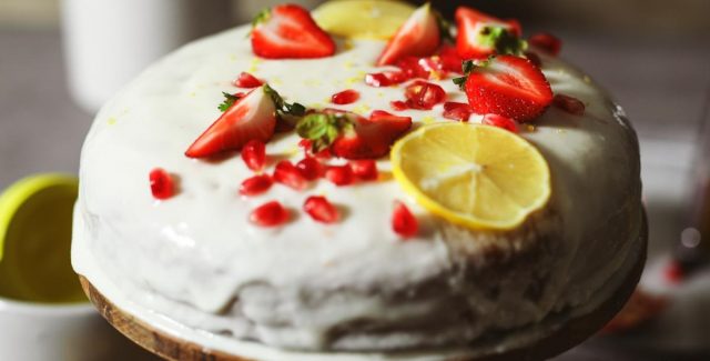 طريقة عمل كيك الفراولة بفروستينج الليمون