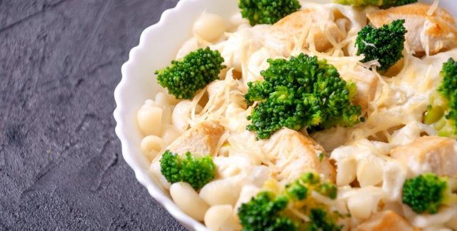 طريقة عمل مكرونة قواقع بالدجاج والبروكلي