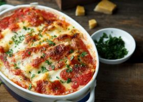 طريقة عمل مكرونه بالصلصه والجبنه الموتزاريلا