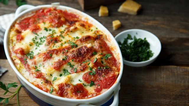 طريقة عمل مكرونه بالصلصه والجبنه الموتزاريلا