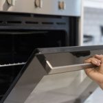 طريقة تنظيف الفرن بورق الزبدة