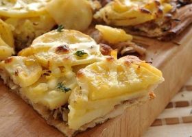 طريقة عمل صينية البطاطس والدجاج بالبشاميل