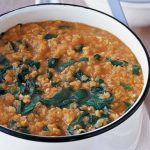طريقة عمل شوربة السبانخ بالعدس والكاري