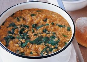 طريقة عمل شوربة السبانخ بالعدس والكاري