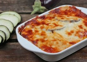 طريقة عمل طاجن باذنجان بالبشاميل والجبن