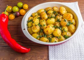 طريقة عمل بطاطس بالليمون والأعشاب