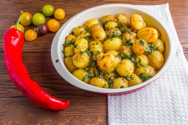 طريقة عمل بطاطس بالليمون والأعشاب