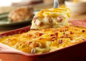 طريقة عمل صينية السوسيس بالخضار والجبن