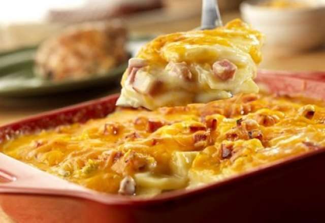 طريقة عمل صينية السوسيس بالخضار والجبن