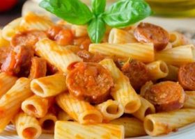 طريقة عمل مكرونة بالسجق والصوص الأحمر