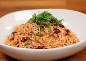 طريقة عمل أرز بالفاصوليا الحمراء والكزبرة