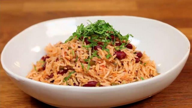 طريقة عمل أرز بالفاصوليا الحمراء والكزبرة