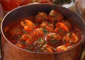 طريقة عمل كفتة بالصلصة والخضروات