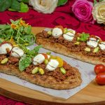 طريقة عمل الخبز التركي بالسجق والجبن الموزريلا