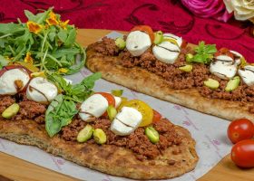 طريقة عمل الخبز التركي بالسجق والجبن الموزريلا