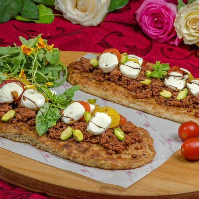 طريقة عمل الخبز التركي بالسجق والجبن الموزريلا