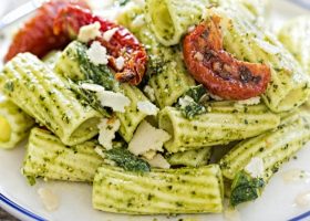 طريقة عمل سلطة مكرونة بالبستو والطماطم المجففة