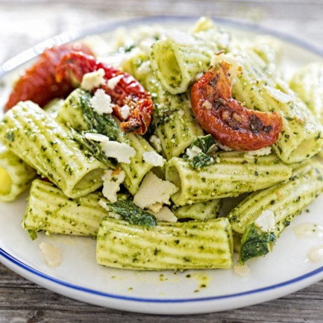 طريقة عمل سلطة مكرونة بالبستو والطماطم المجففة