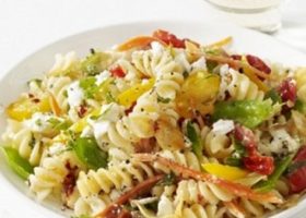 طريقة عمل مكرونة بالفلفل الملون والزبيب