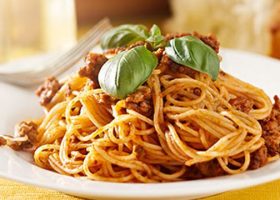 طريقة عمل مكرونة اسباجتي باللحم المفروم بقدر واحد