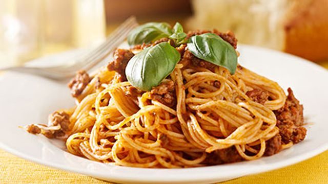 طريقة عمل مكرونة اسباجتي باللحم المفروم بقدر واحد