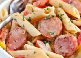 طريقة عمل المكرونة بالسوسيس الحار