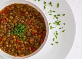 طريقة عمل شوربة العدس اليونانية