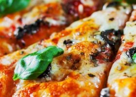 طريقة عمل بيتزا الأجبان بالفطر والببروني