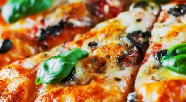 طريقة عمل بيتزا الأجبان بالفطر والببروني