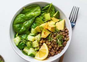 طريقة عمل سلطة العدس بالسبانخ والأفوكادو