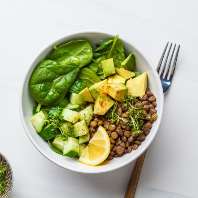 طريقة عمل سلطة العدس بالسبانخ والأفوكادو