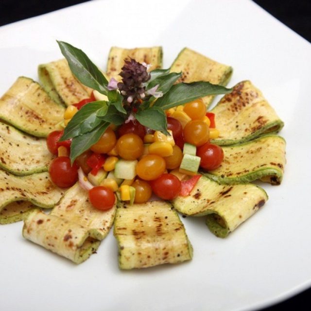 طريقة عمل سلطة الكوسا مع الذرة