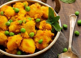 طريقة عمل البطاطس والبازلاء بالكاري