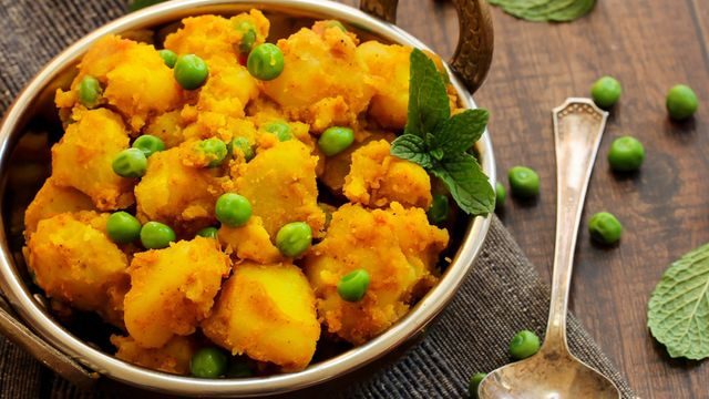 طريقة عمل البطاطس والبازلاء بالكاري