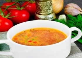 طريقة عمل شوربة السجق والخضروات الإيطالية