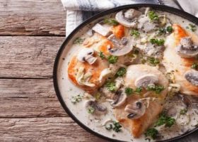 طريقة عمل طاجن الدجاج بصوص الكريمة