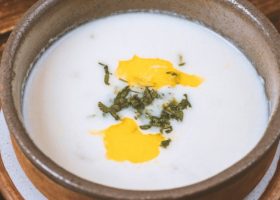 طريقة عمل شوربة الزبادي بالأعشاب