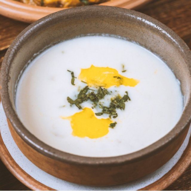 طريقة عمل شوربة الزبادي بالأعشاب