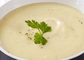 طريقة عمل شوربة البطاطس بمرقة اللحم