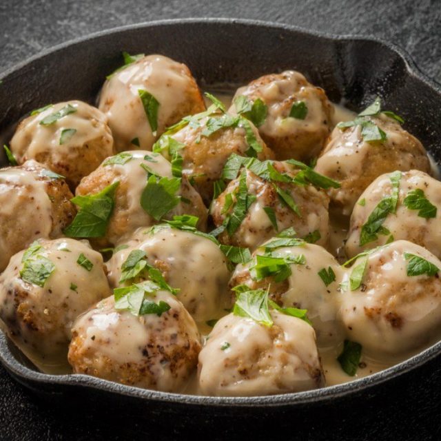 طريقة عمل كرات البطاطس بالكريمة