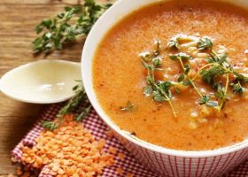 طريقة عمل شوربة العدس الأحمر بالدجاج