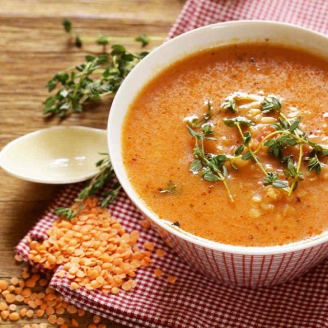 طريقة عمل شوربة العدس الأحمر بالدجاج