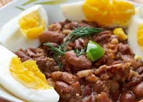 طريقة عمل فول بالبيض المسلوق