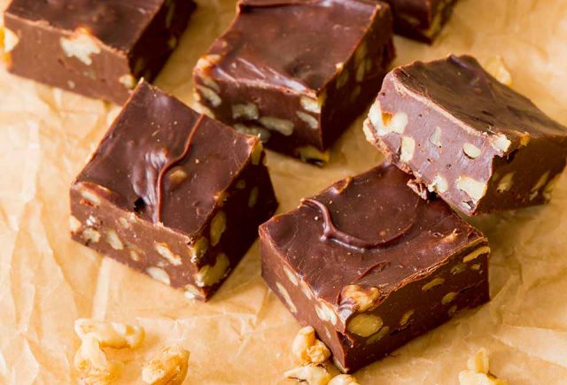 طريقة عمل فادج الشكولاتة والبندق