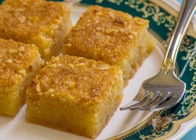 طريقة عمل كيك البسبوسة