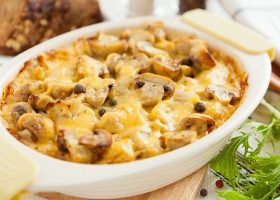 طريقة عمل صينية البطاطس بالسجق والمشروم