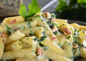 طريقة عمل مكرونة بصوص السبانخ والجبن