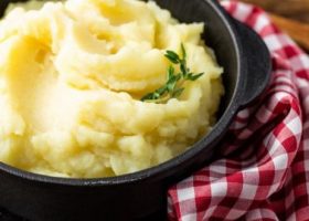 طريقة عمل بطاطس مهروسة بالمشروم والجبن